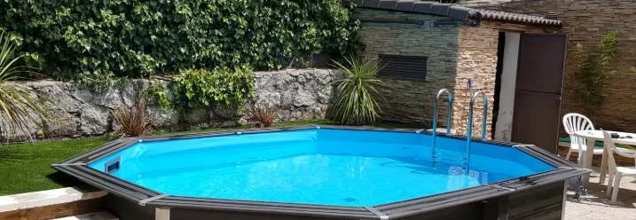 Achteckiger Pool im Garten